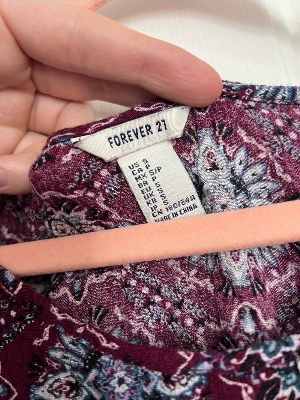 ✨2/$20 Forever 21 plum paisley print blouse with flared bell sleeves - Picture 6 of 6
